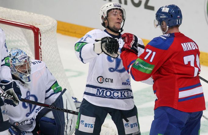 Hokejisté Dynama Moskva Alexandr Jerjomenko (brankář) a Konstantin Gorovikov brání Juraje Mikúše v utkání KHL 2012/13 proti Lvu Praha.