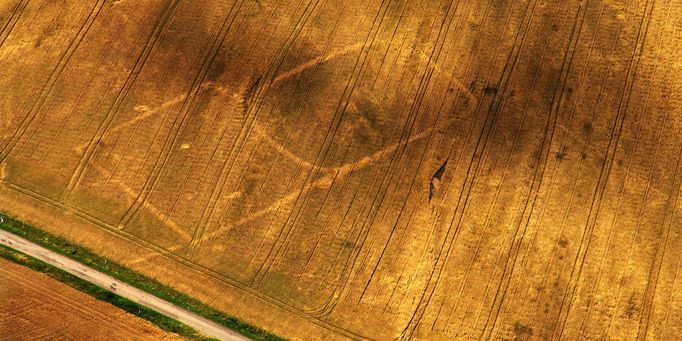 Venkovský dvorec z počátku 13. století v Ledčicích (okr. Mělník) zviditelněný porostovými příznaky.