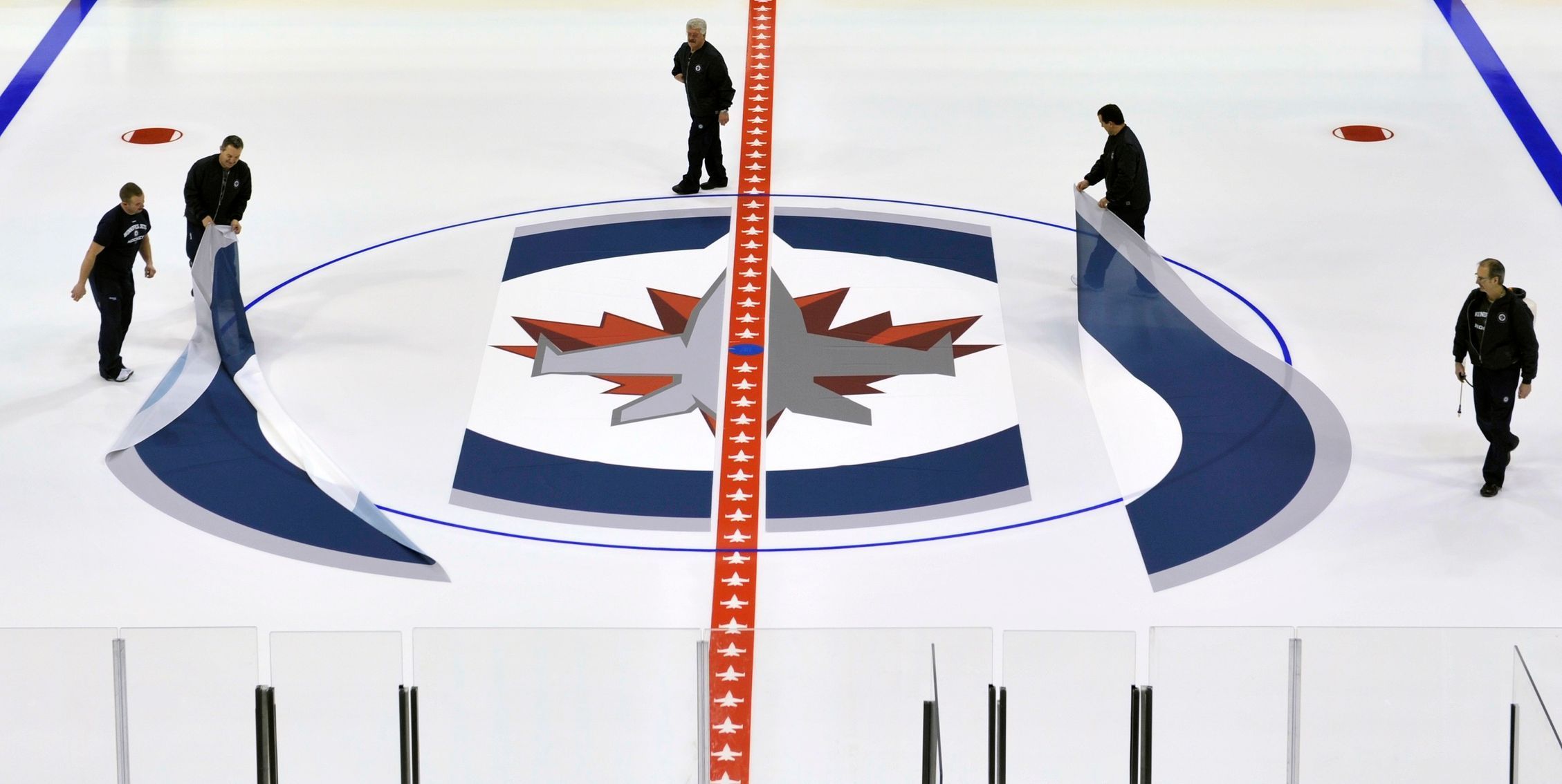 Před startem NHL: příprava ledové plochy v aréně Winnipegu