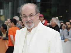 Salman Rushdie na premiéře filmu Midnight´s Children na festivalu v Torontu