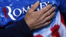 A supporter puts his hand on his heart for the U.S. Pledge of Allegiance at a campaign rally for Republican presidential nominee Mitt Romney in Des Moines, Iowa November 4, 2012. REUTERS/Brian Snyder (UNITED STATES - Tags: POLITICS ELECTIONS USA PRESIDENTIAL ELECTION) Published: Lis. 4, 2012, 3:11 odp.