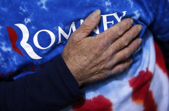 A supporter puts his hand on his heart for the U.S. Pledge of Allegiance at a campaign rally for Republican presidential nominee Mitt Romney in Des Moines, Iowa November 4, 2012. REUTERS/Brian Snyder (UNITED STATES - Tags: POLITICS ELECTIONS USA PRESIDENTIAL ELECTION) Published: Lis. 4, 2012, 3:11 odp.