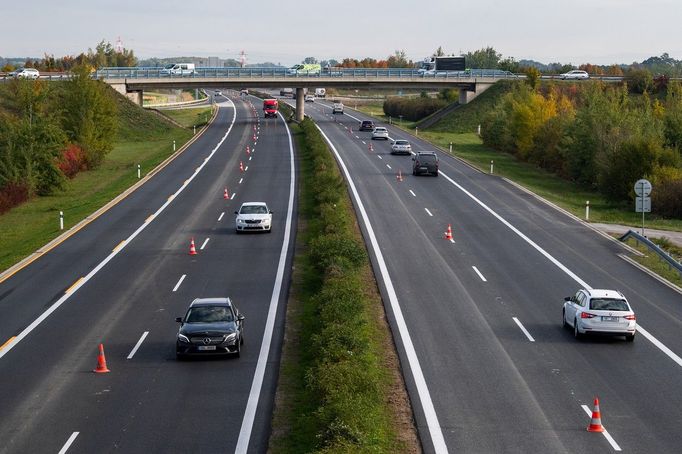 Na dálnicích D11 (na snímku) a D35 před Hradcem Králové skončila dopravní omezení kvůli opravám vozovky.