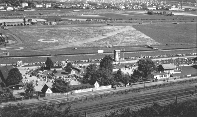 Celkový pohled na závodiště, cca 50- 60. léta (zleva stáj, paddock, cílová věž, vážnice.) Původní tribuny jsou mimo snímek, vpravo.