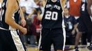 Manu Ginobili (vlevo) slaví vítězství San Antonia ve finále NBA. Vlevo je jeho spoluhráč Brent Barry.