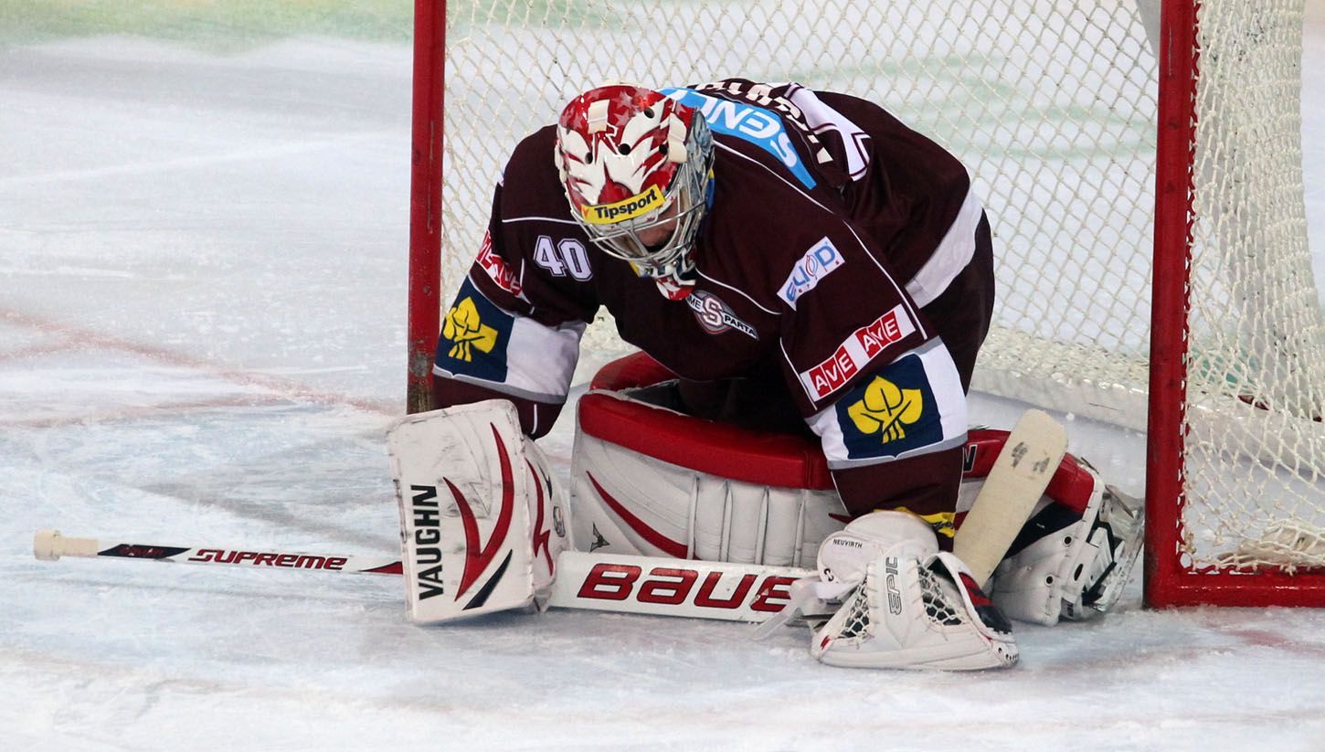 Hokejový brankář Sparty Praha Michal Neuvirth v utkání 8. kola Tipsport extraligy 2012/13 se Zlínem.