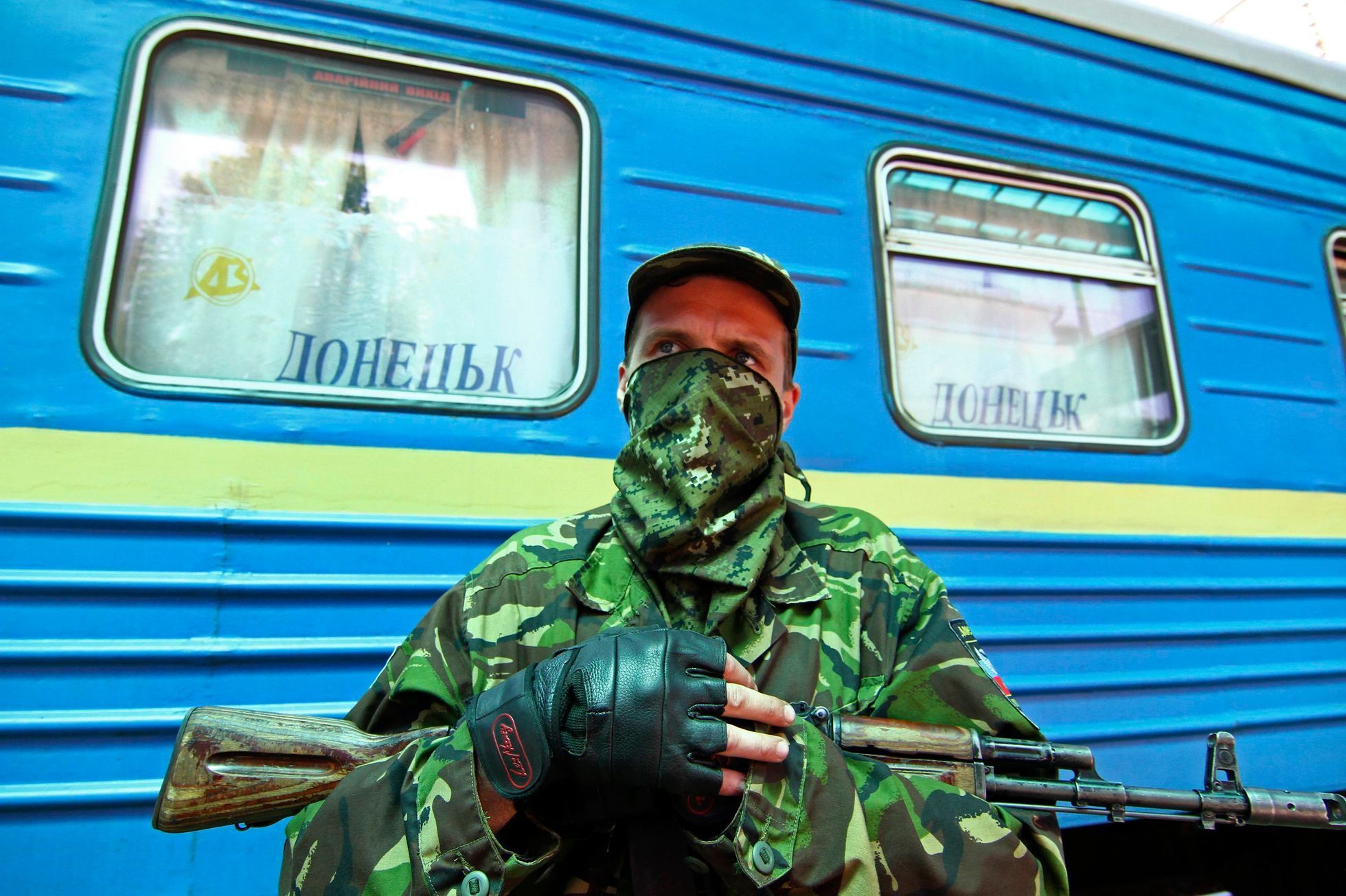 Proruský ozbrojenec na nádraží v Doněcku.