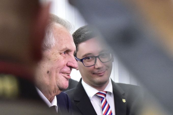 Prezident Miloš Zeman (vlevo) s manželkou Ivanou odevzdali 5. října 2018 v Praze své hlasy v komunálních volbách. Vpravo je prezidentův mluvčí Jiří Ovčáček.