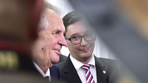 Prezident Miloš Zeman (vlevo) s manželkou Ivanou odevzdali 5. října 2018 v Praze své hlasy v komunálních volbách. Vpravo je prezidentův mluvčí Jiří Ovčáček.