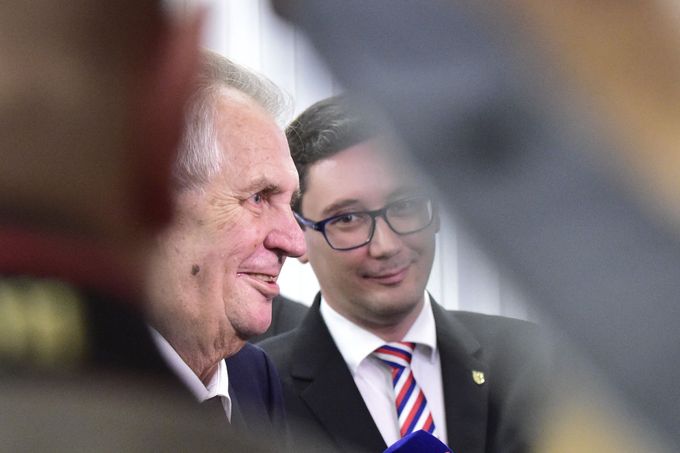 Prezident Miloš Zeman (vlevo) s manželkou Ivanou odevzdali 5. října 2018 v Praze své hlasy v komunálních volbách. Vpravo je prezidentův mluvčí Jiří Ovčáček.