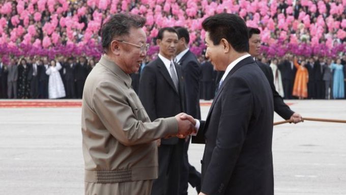 Prezidenti Ro Mu-hjon a Kim Čong-il si podávají ruce na hlavním náměstí v Pchjongjangu.