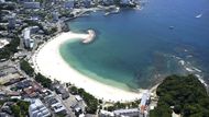 Širahama, prefektura Wakajama, Japonsko. Letecký pohled na ztichlou a vylidněnou pláž po vyhlášení varování před tsunami, 30. července 2025.