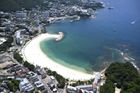 Širahama, prefektura Wakajama, Japonsko. Letecký pohled na ztichlou a vylidněnou pláž po vyhlášení varování před tsunami, 30. července 2025.
