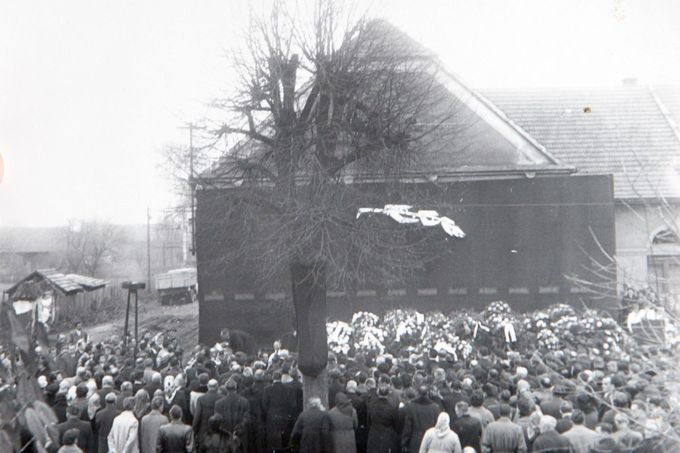 Státní pohřeb obětí železniční tragédie u Stéblové, Čeperka 19. listopadu 1960. Z obce zahynulo 13 lidí, zejména z předních vozů.