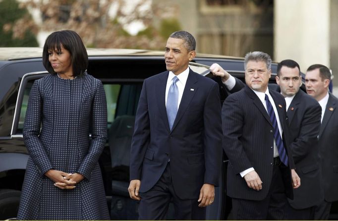 Barack Obama s chotí Michelle před episkopálním kostelem svatého Jana, kam zamířili ještě před inaugurací.