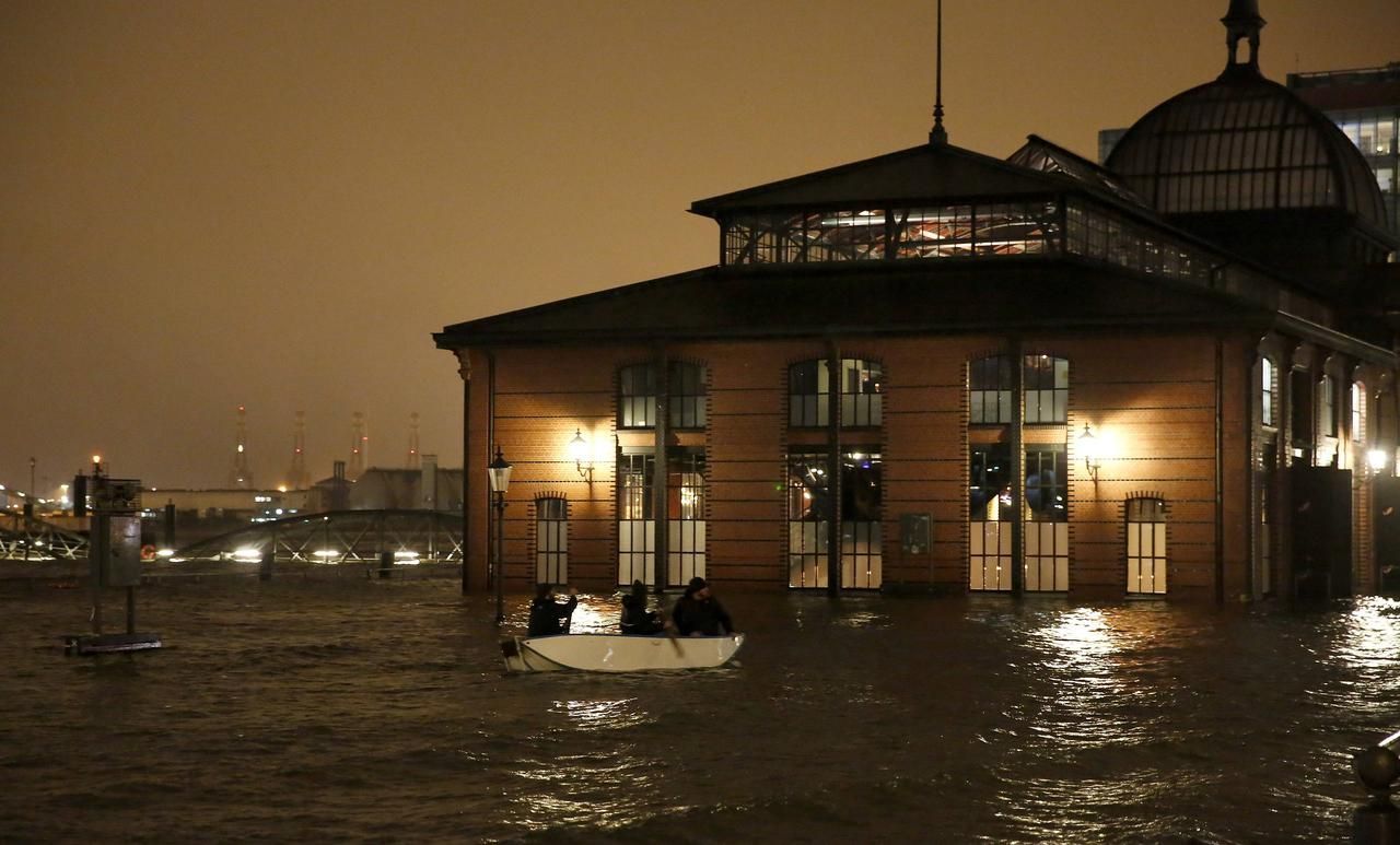 Orkán Xaver - zaplavený přístav v Hamburku