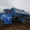 Farmáři rozlili mléko do polí