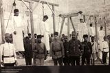 Fotografie z popravy arménských křesťanských duchovních v Haifě.