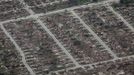 An aerial view of damage to neighborhoods in Moore, Oklahoma May 21, 2013, is seen in the aftermath of a tornado which ravaged the suburb of Oklahoma City. Rescuers went building to building in search of victims and survivors picked through the rubble of their shattered homes on Tuesday, a day after a massive tornado tore through the Oklahoma City suburb of Moore, wiping out blocks of houses and killing at least 24 people. REUTERS/Rick Wilking (UNITED STATES - Tags: DISASTER ENVIRONMENT) Published: Kvě. 22, 2013, 2:55 dop.