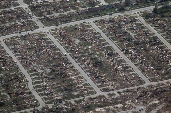 An aerial view of damage to neighborhoods in Moore, Oklahoma May 21, 2013, is seen in the aftermath of a tornado which ravaged the suburb of Oklahoma City. Rescuers went building to building in search of victims and survivors picked through the rubble of their shattered homes on Tuesday, a day after a massive tornado tore through the Oklahoma City suburb of Moore, wiping out blocks of houses and killing at least 24 people. REUTERS/Rick Wilking (UNITED STATES - Tags: DISASTER ENVIRONMENT) Published: Kvě. 22, 2013, 2:55 dop.