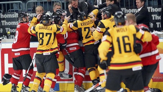 Hokejové bitky: Švýcar se pral i s německým trenérem