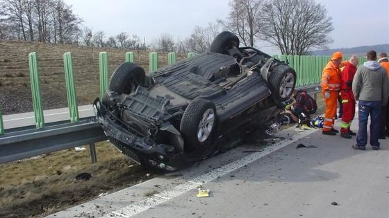 Na D11 bourala čtyři auta, jeden řidič je těžce zraněný