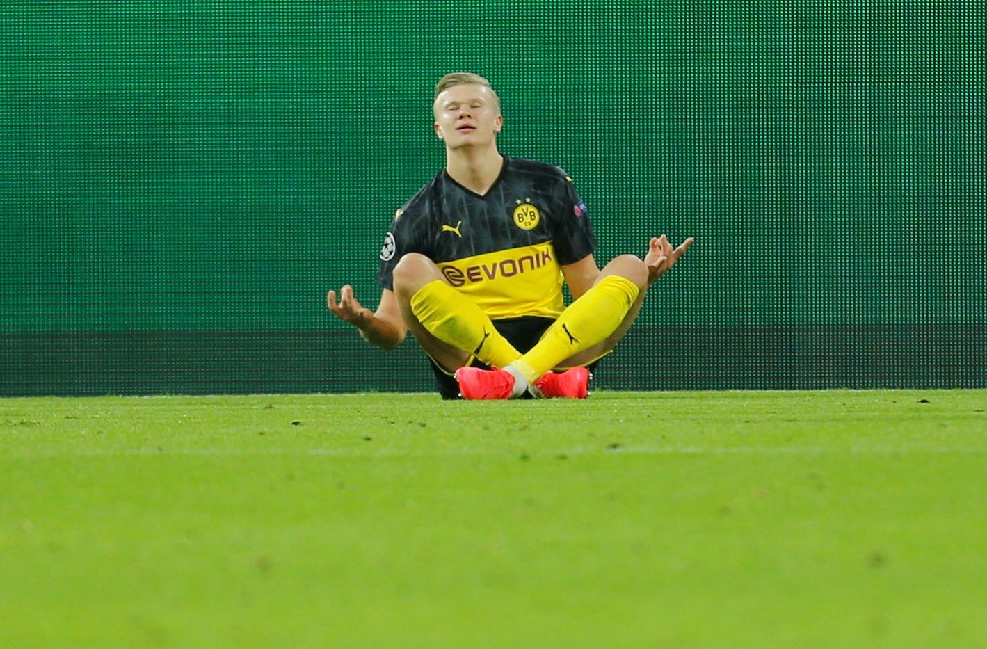 Osmifinále Ligy mistrů 2019/20, Dortmund - PSG: Erling Braut Haaland slaví gól na 1:0