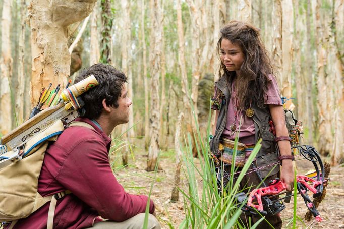 Dylan O'Brien v roli Joela a Ariana Greenblattová jako Minnow.