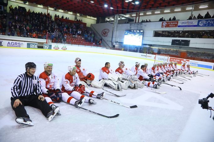 V listopadu řídil Tomáš Micka jako sudí rozlučkové utkání Pavla Kolaříka. Ovšem soutěžní duel Slavie zatím vzhledem ke své sešívané minulosti nepískal.