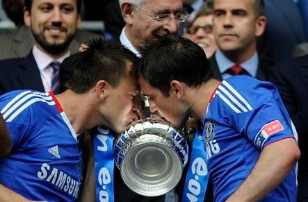 Lampard a Terry s vítěznou trofejí