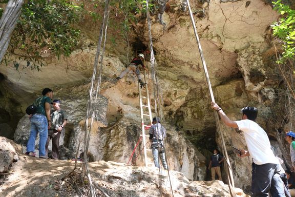Archeologové u jeskyně na ostrově Sulawesi.