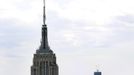 The Empire State Building is seen from the Top of The Rock while One World Trade Center is on the bottom right in New York April 25, 2012. One World Trade Center, being built at the site of the fallen twin towers, could surpass the Empire State Building as the tallest building in New York as soon as next week, an official said on Tuesday. REUTERS/Shannon Stapleton (UNITED STATES - Tags: SOCIETY) Published: Dub. 25, 2012, 6:59 odp.