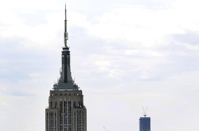 The Empire State Building is seen from the Top of The Rock while One World Trade Center is on the bottom right in New York April 25, 2012. One World Trade Center, being built at the site of the fallen twin towers, could surpass the Empire State Building as the tallest building in New York as soon as next week, an official said on Tuesday. REUTERS/Shannon Stapleton (UNITED STATES - Tags: SOCIETY) Published: Dub. 25, 2012, 6:59 odp.