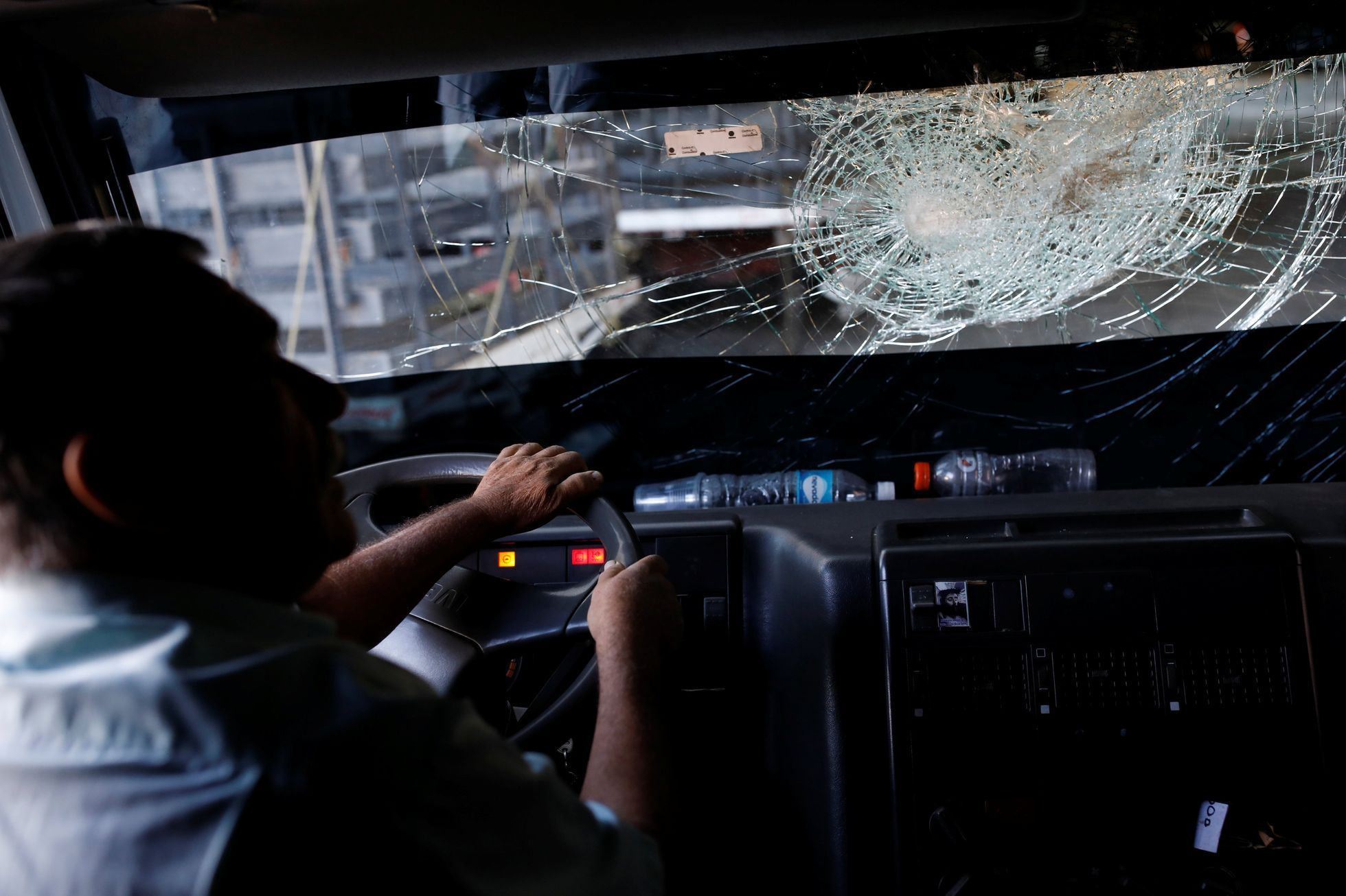 Venezuelský řidič Andres Pernia čelil také útoku lupičů. Skončil ale "jen" s rozbitým čelním sklem.
