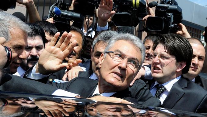 Deniz Baykal, lídr turecké opozice (mávající): Politický konec mu způsobilo intimní video.
