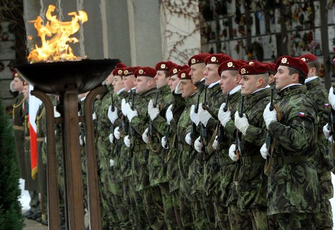 Před krematoriem byla nastoupená také čestná stráž, na závěr obřadu vzdala hold statečnému vojákovi salvou.