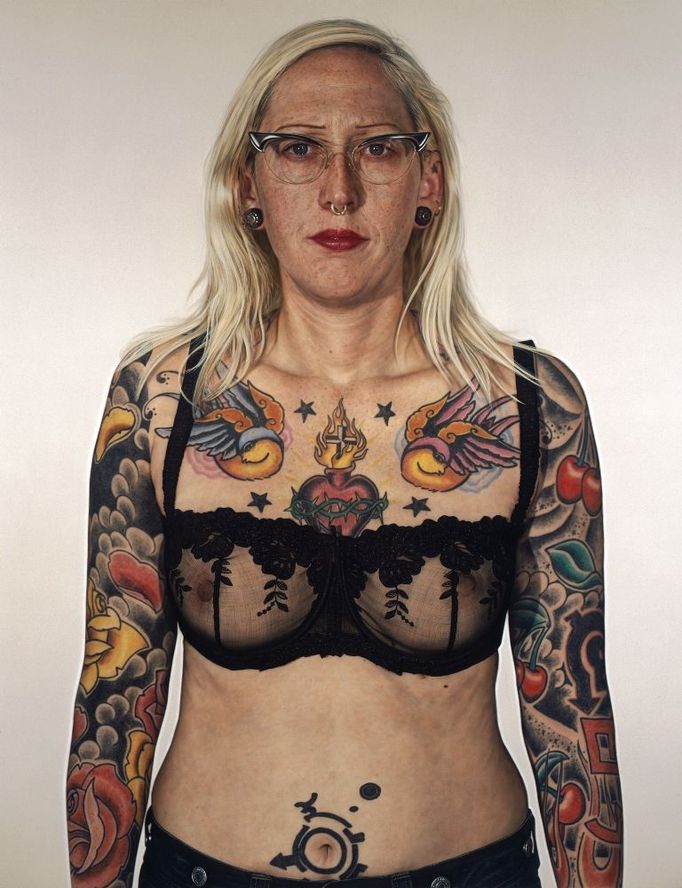 Jason Brooks: Zoe, 2003-2004. Akryl na lněném plátně. 275 x 213 cm. Obraz namalovaný podle fotografie si "nehraje" na malířský portrét. Viditelně a záměrně přejímá a zachovává ,,image" fotografie.