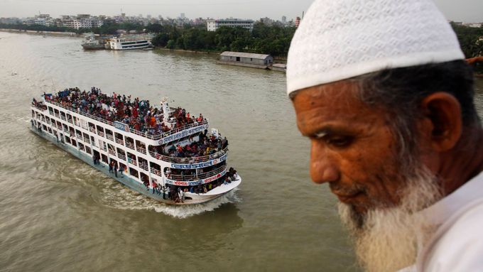 Přecpaná loď v Bangladéši. Ilustrační foto.