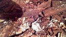 Snímky z kamery spuštěné do dosud neprozkoumané hrobky pod podlahou zazděné kaple, kde byl nalezen relikviář. Právě zde se možná nacházejí ostatky Jindřicha Libraria.