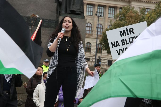 Jedna z účastnic propalestinské demonstrace, která se narodila v Česku a má podle svých slov palestinské kořeny. Akci moderovala a několikrát sklidila potlesk.