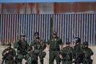 Americká pohraniční stráž v neděli zaútočila slzným plynem na migranty z Latinské Ameriky, kteří ve stejný den zkusili násilně překročit hranici do Spojených států.