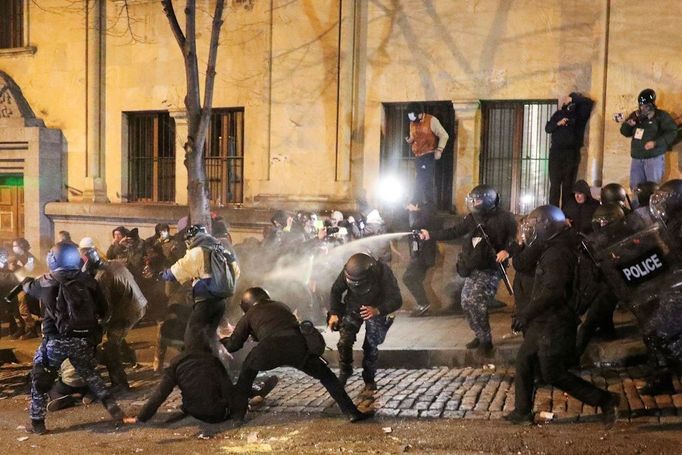 Gruzínští policisté v Tbilisi zasahují proti demonstrujícím příznivcům opozice.