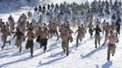 South Korean and U.S. marines run during a winter military drill in Pyeongchang, about 180 km (112 miles) east of Seoul February 7, 2013. North Korea has vowed to conduct more rocket and nuclear tests in response to a U.N. censure for its launch of a long-range missile launch in December. On Tuesday, it vowed "stronger" but unspecified actions in addition to the test. REUTERS/Lee Jae-Won (SOUTH KOREA - Tags: MILITARY TPX IMAGES OF THE DAY) Published: Úno. 7, 2013, 7:47 dop.