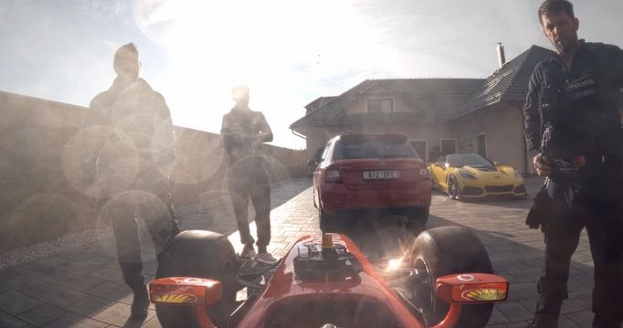 Záběry z víkendového zadržení jezdce v červené formuli se objevily na YouTube kanále TrackZone.