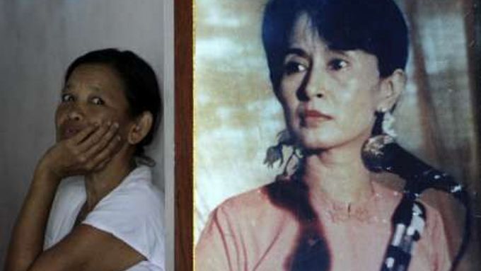 Aun Schan Su Ťij je ikonou barmského boje za demokracii. Snímek byl pořízen ve vesnici na hranicích s Thajskem