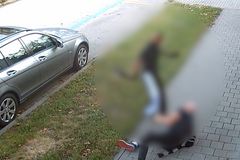 Zákeřný lupič vláčel oběť po zemi, pak do ní kopal. Brutální čin zachytily kamery