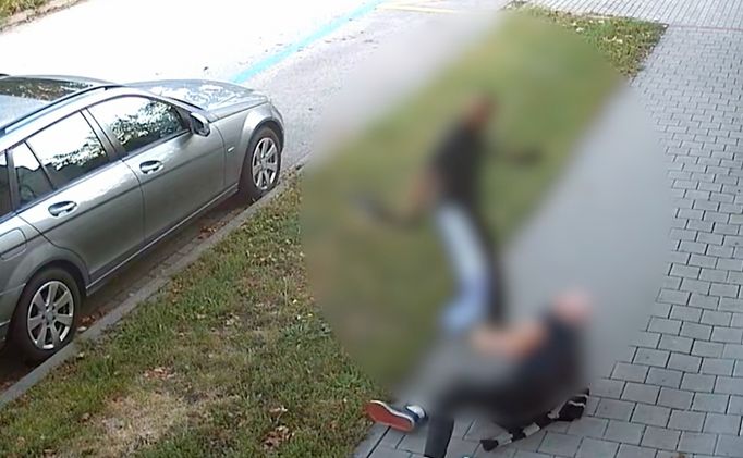 Brněnští kriminalisté objasnili sérii násilných loupeží, které má na svědomí jednatřicetiletý recidivista. Oběti vláčel po zemi a kopal do nich, vše zachytily kamery.