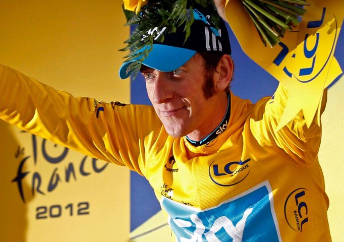 Bradley Wiggins se raduje z vítězství v 19. etapě Tour de France 2012.