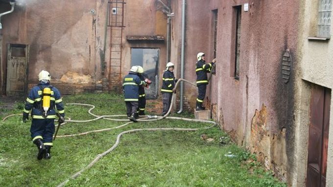 Hasiči s požárem bojovali téměř 24 hodin