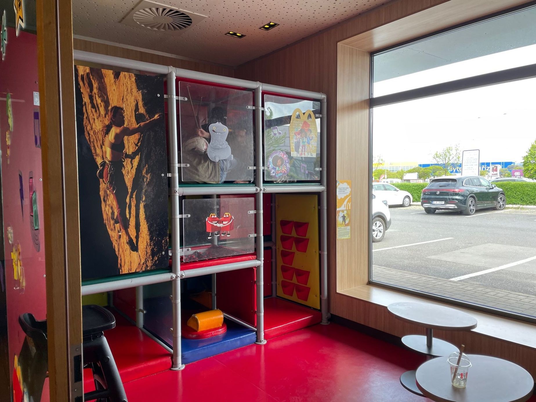 Test děti, drive-thru, drive-in, jídlo na cestách, děti v autě